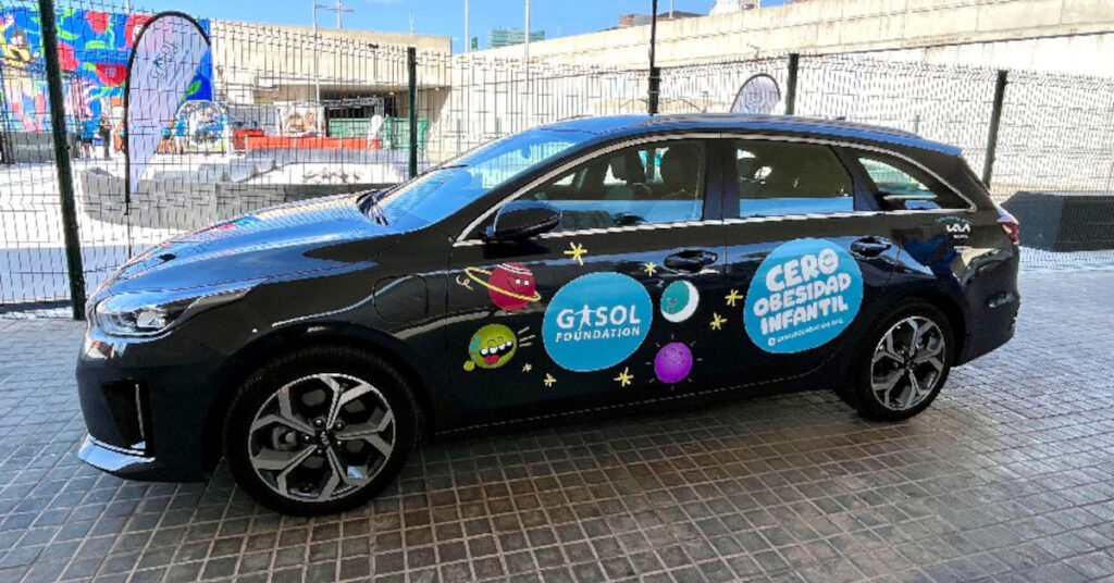 Dos “naves galácticas” Kia Ceed Tourer PHEV celebran el Día Mundial de las Familias con la Gasol Foundation