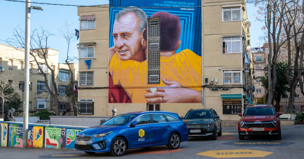 AR Motors acompaña a la Fundación Cruyff en la inauguración de su nuevo mural en Hospitalet