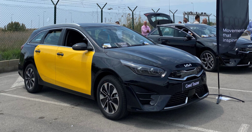 QUADIS ARmotors presenta el Kia Niro para taxi en el aeropuerto de Barcelona